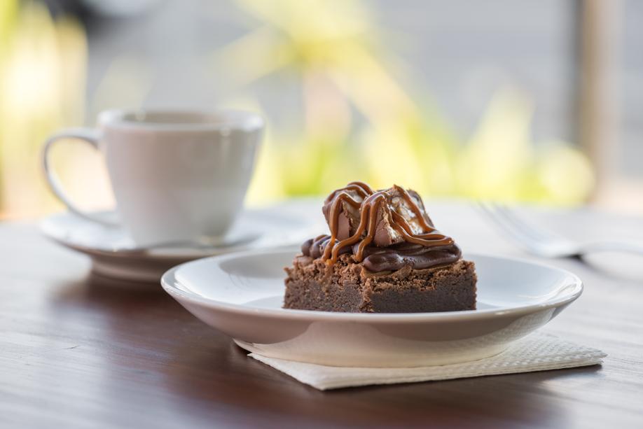 O brownie é oferecido em vários sabores e coberturas. O brownie é oferecido em vários sabores e coberturas.