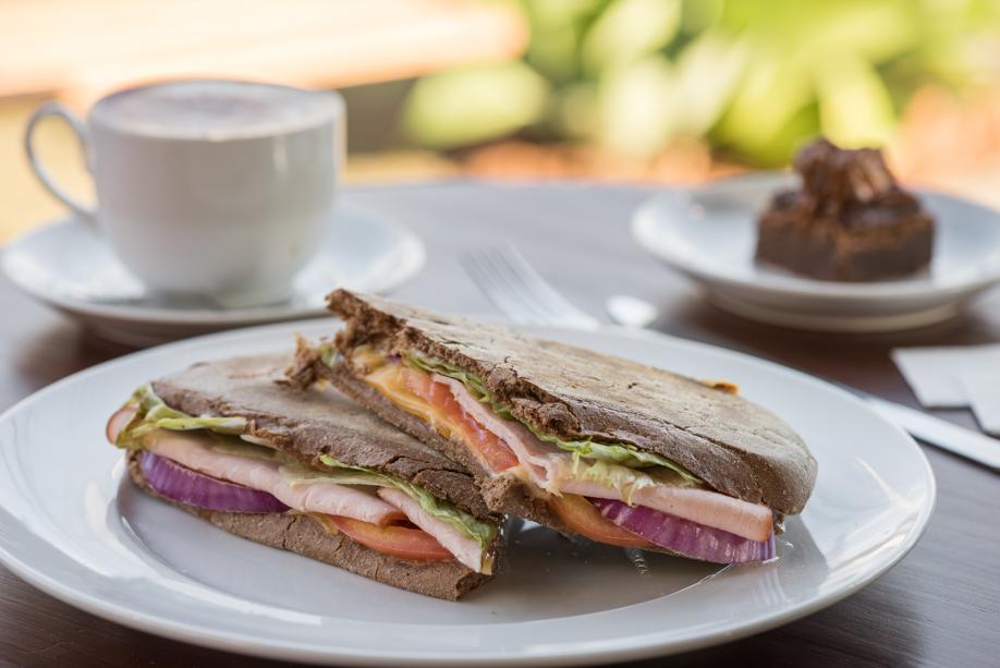 Paninis e brownies são destaque no café que funciona em antigo módulo policial Paninis e brownies são destaque no café que funciona em antigo módulo policial