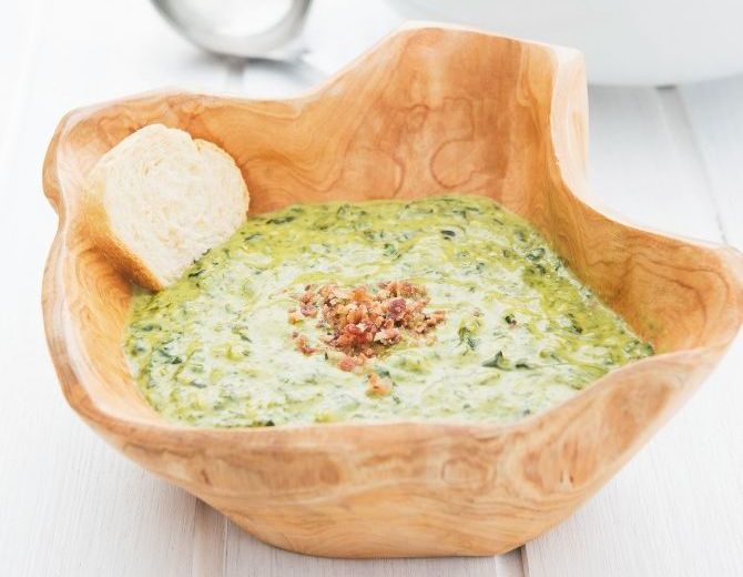 Fotos para a coluna Panela do Anacreon . Bom Gourmet . Na foto os preparos do colunista Augusto Xavier , ximxim de galinha , creme de espinafre e empanado de peixe porquinho com molho tártaro .