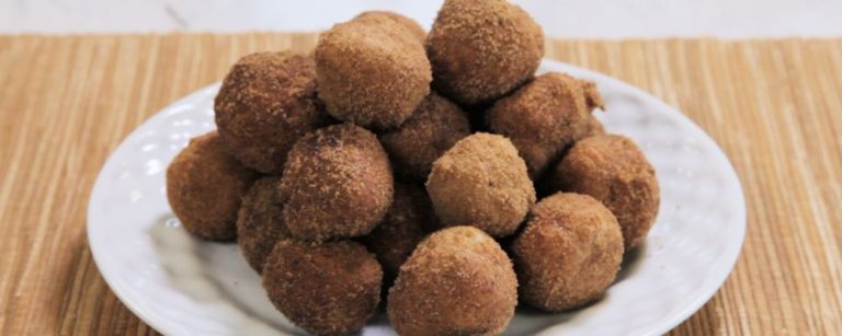 Bolinho de chuva vegano recheado com banana, sem glúten e sem lactose