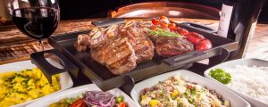Churrascarias com pratos tamanho família para compartilhar Churrascarias com pratos tamanho família para compartilhar