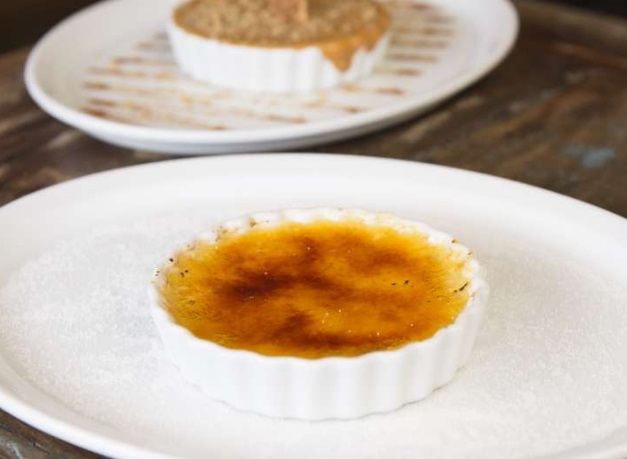 Crème brûlée é um dos pratos do jantar promovido pela Aliança Francesa. Foto: Thatiana Bionde/Divulgação Crème brûlée é um dos pratos do jantar promovido pela Aliança Francesa. Foto: Thatiana Bionde/Divulgação