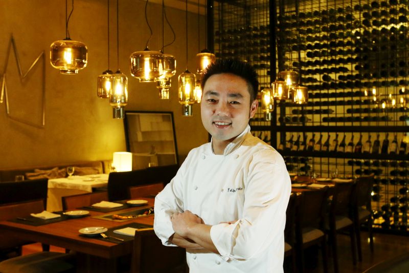 O chef abre espaço no mercado gastronômico curitibano com seu equilíbrio, organização e apego à técnica. Foto: Albari Rosa/ Gazeta do Povo O chef abre espaço no mercado gastronômico curitibano com seu equilíbrio, organização e apego à técnica. Foto: Albari Rosa/ Gazeta do Povo