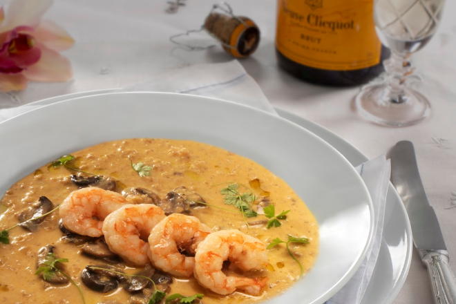 Camarões ao champagne, prato do Ile de France. Foto: Claudio Omar/Studio Drops Photo Camarões ao champagne, prato do Ile de France. Foto: Claudio Omar/Studio Drops Photo