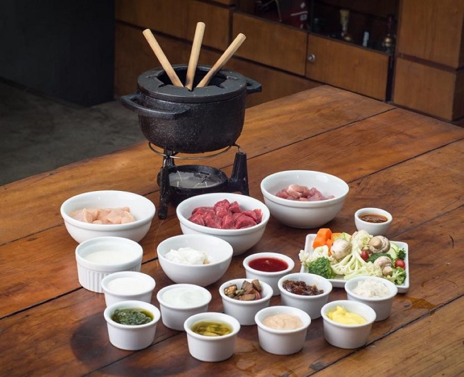 No Le Rèchaud, o fondue vem com quatro opções de carne servidas à vontade.