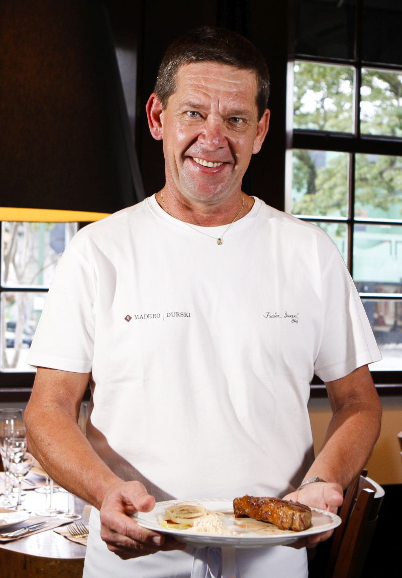 A obsessão pela perfeição e pela melhoria contínua faz parte da identidade do chef-empreendedor, que não para de inventar. Foto: Hugo Harada A obsessão pela perfeição e pela melhoria contínua faz parte da identidade do chef-empreendedor, que não para de inventar. Foto: Hugo Harada