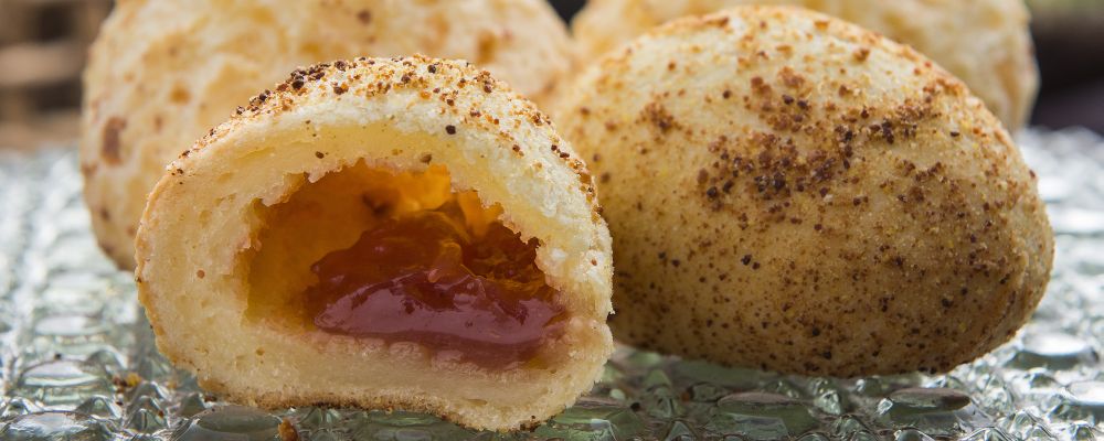 Lugares para comer pão de queijo em versões recheadas e diferentes Lugares para comer pão de queijo em versões recheadas e diferentes