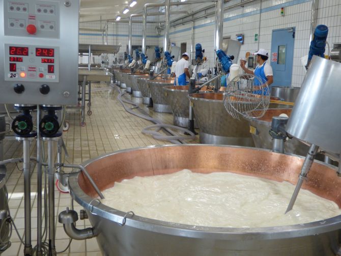 Setor de produção para mistura e cozimento do leite. Foto: Gillo Brunisso Setor de produção para mistura e cozimento do leite. Foto: Gillo Brunisso