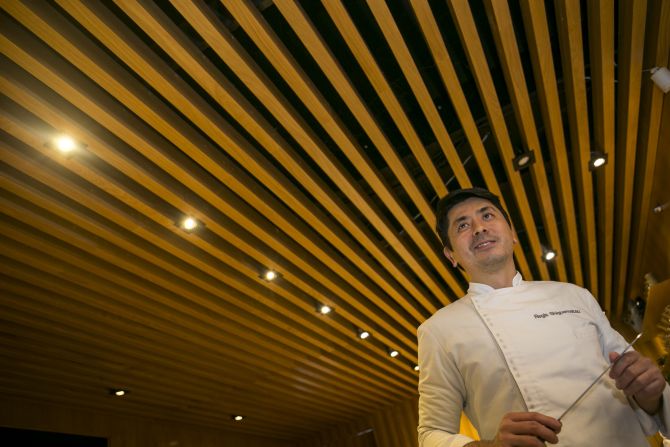 Régis Shiguematsu, há 24 anos no mercado, começou ralando nabo. Cresceu na hierarquia observando os mestres de perto. Foto: Marcelo Andrade/Gazeta do Povo Régis Shiguematsu, há 24 anos no mercado, começou ralando nabo. Cresceu na hierarquia observando os mestres de perto. Foto: Marcelo Andrade/Gazeta do Povo