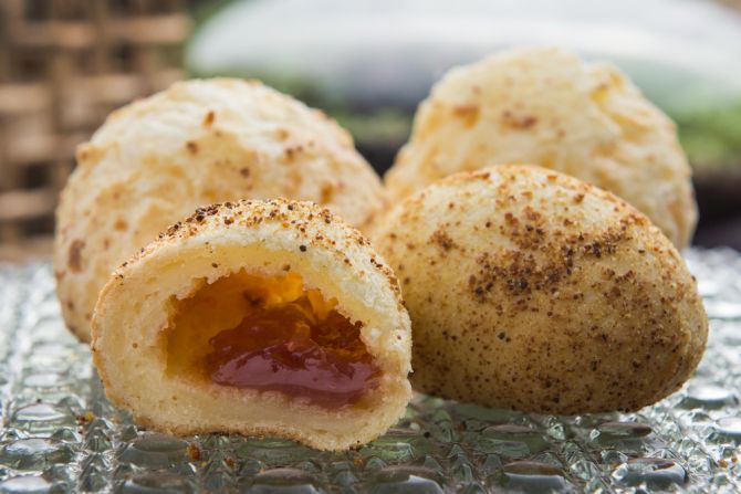 Pão de queijo recheado com goiabada. Foto: Letícia Akemi/Gazeta do Povo Pão de queijo recheado com goiabada. Foto: Letícia Akemi/Gazeta do Povo