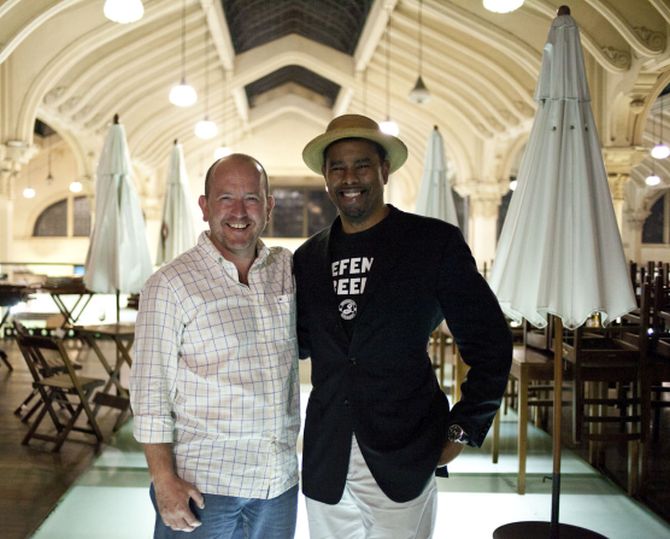 Iron Mendes e Garrett Oliver, mestre cervejeiro da Brooklyn. Foto: Divulgação Iron Mendes e Garrett Oliver, mestre cervejeiro da Brooklyn. Foto: Divulgação