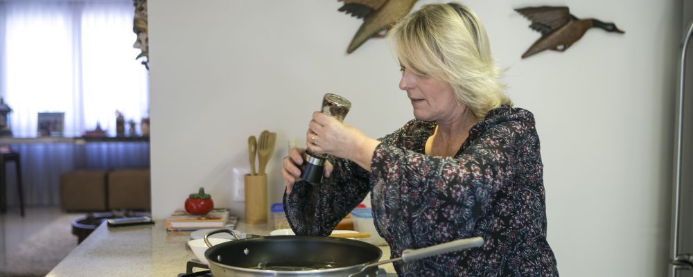 Cozinhar em Casa / 01 - 20-08-2018 - Vamos fazer uma matéria enfocando o fato de muitas pessoas estarem voltando a cozinhar em casa. Na foto, Cleita Tavares Pereira (55), empresária. Fez o curso de gastronomia para aprender a cozinhar melhor para a família e amigos.