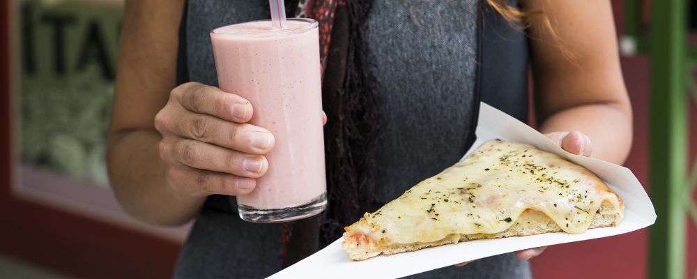 Pizza mussarela e vitamina na Pizza Itália. Foto: Letícia Akemi / Gazeta do Povo