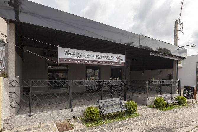 Fachada do NY Café no Alto da XV com uma faixa avisando que a cafeteria continua funcionando no Batel. Foto: Fernando Zequinão/Gazeta do Povo Fachada do NY Café no Alto da XV com uma faixa avisando que a cafeteria continua funcionando no Batel. Foto: Fernando Zequinão/Gazeta do Povo