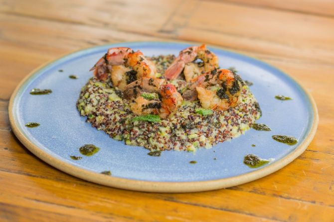 Risoto de quinoa com camarões, aspargos e tomatinhos. Foto: Enan Correia Risoto de quinoa com camarões, aspargos e tomatinhos. Foto: Enan Correia
