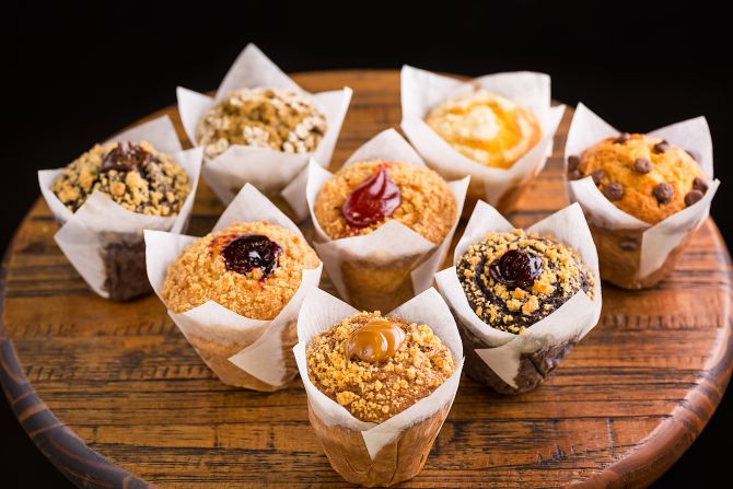 Café vende uma variedade de muffins Café vende uma variedade de muffins