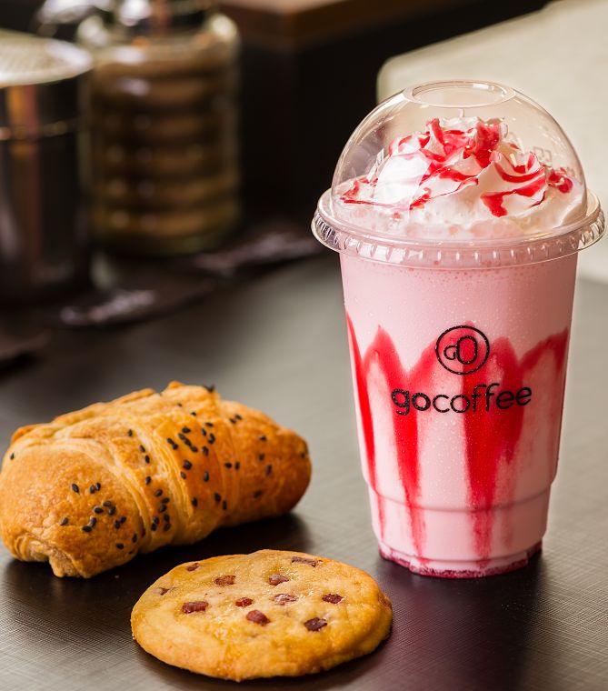 Croissant quatro queijos, cookie honey bacon e frapê de iogurte de morango. Foto: Divulgação Croissant quatro queijos, cookie honey bacon e frapê de iogurte de morango. Foto: Divulgação