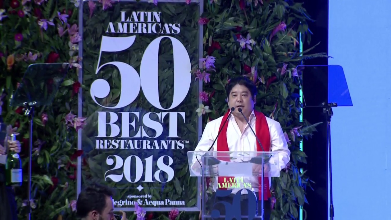Chef Micha, do Maido, recebe o prêmio de melhor restaurante da América Latina. Chef Micha, do Maido, recebe o prêmio de melhor restaurante da América Latina.