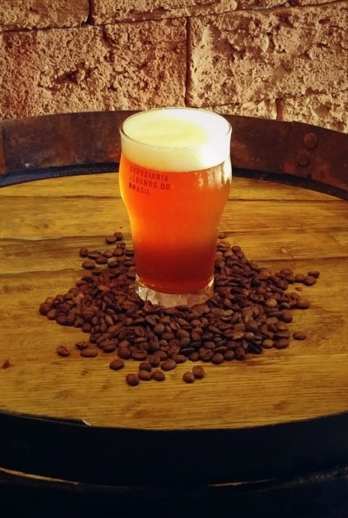 A Albanos Coffee IPA tem como base o estilo India Pale Ale (IPA),caracterizado pelo amargor acentuado, devido à concentração de lúpulo, o aroma frutado e o frescor. Foto: Divulgação
A Albanos Coffee IPA tem como base o estilo India Pale Ale (IPA),caracterizado pelo amargor acentuado, devido à concentração de lúpulo, o aroma frutado e o frescor. Foto: Divulgação