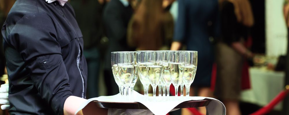 Garçom de aluguel: app ajuda a encontrar um profissional para a sua festa Foto: Bigstock.