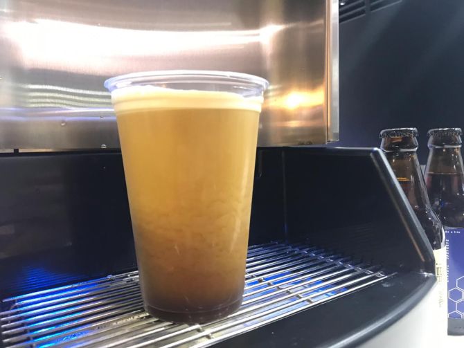 Parece chope preto mas é café nitrogenado. A espuma de nitrogênio garante mais cremosidade à bebida gelada. Foto: Lorena Martins Parece chope preto mas é café nitrogenado. A espuma de nitrogênio garante mais cremosidade à bebida gelada. Foto: Lorena Martins