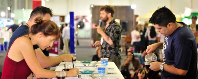 Jurados experimentam os cafés para eleger o melhor de 2018. Foto: Divulgação/Semana Internacional do Café
