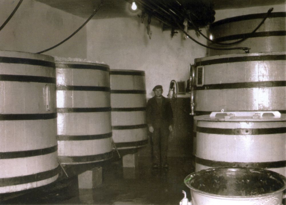 Uma das curiosidades descobertas por Beto foi a de que os barris de maturação ficavam no porão da fábrica, a uma temperatura de 4 graus. Na foto, o bisavô dele, João Leitner. Foto: acervo pessoal. Uma das curiosidades descobertas por Beto foi a de que os barris de maturação ficavam no porão da fábrica, a uma temperatura de 4 graus. Na foto, o bisavô dele, João Leitner. Foto: acervo pessoal.