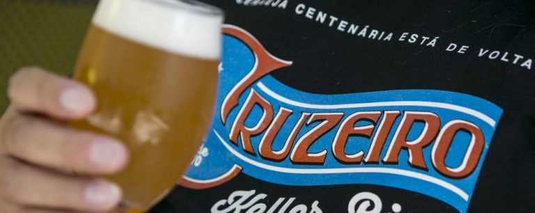 Cerveja Cruzeiro - 22-11-2018 - A primeira cerveja do Paraná, a Cruzeiro, volta a ser fabricada 148 anos após sua criação. Ela será servida no formato chopp e foi reativada por Beto Glaser, bisneto do mestre cervejeiro. A Cervejaria Curitibana tem os mesmos moldes da primeira versão: uma empresa familiar. Nela, Beto conta com o trabalho da esposa (Adriane Aumann) e da filha (Louise Glaser).