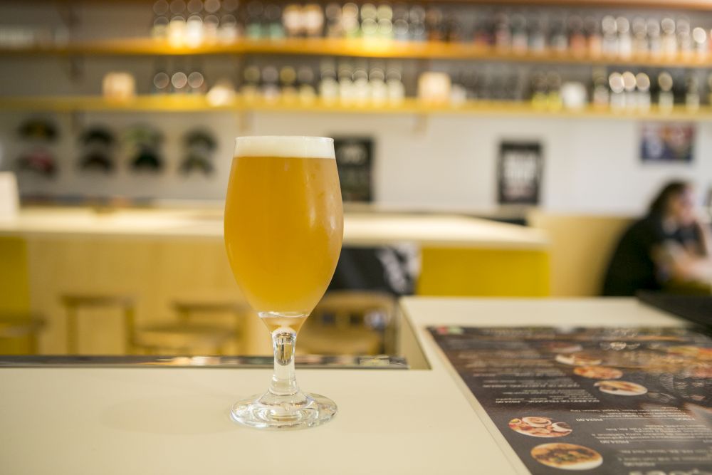 A cerveja é uma lager com teor alcoólico de 4,9%, seguindo a prática da época, de elaborar bebidas leves. Foto: Marcelo Andrade/Gazeta do Povo. A cerveja é uma lager com teor alcoólico de 4,9%, seguindo a prática da época, de elaborar bebidas leves. Foto: Marcelo Andrade/Gazeta do Povo.