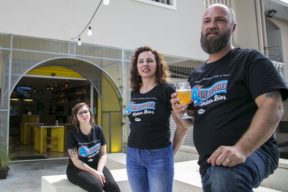 Beto toca a sua própria loja de cervejas em família, com a esposa e a filha ajudando no negócio. Foto: Marcelo Andrade/Gazeta do Povo. Beto toca a sua própria loja de cervejas em família, com a esposa e a filha ajudando no negócio. Foto: Marcelo Andrade/Gazeta do Povo.