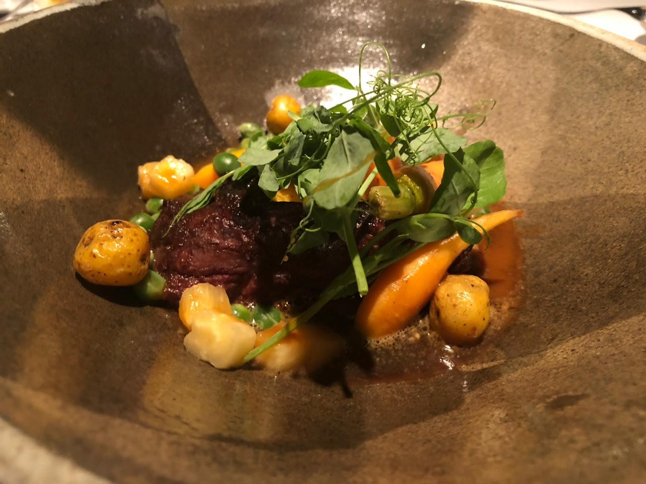 Bochecha de boi ao vinho e batatas crioulas e fermentado de abacaxi. Foto: Vania Krekniski Bochecha de boi ao vinho e batatas crioulas e fermentado de abacaxi. Foto: Vania Krekniski