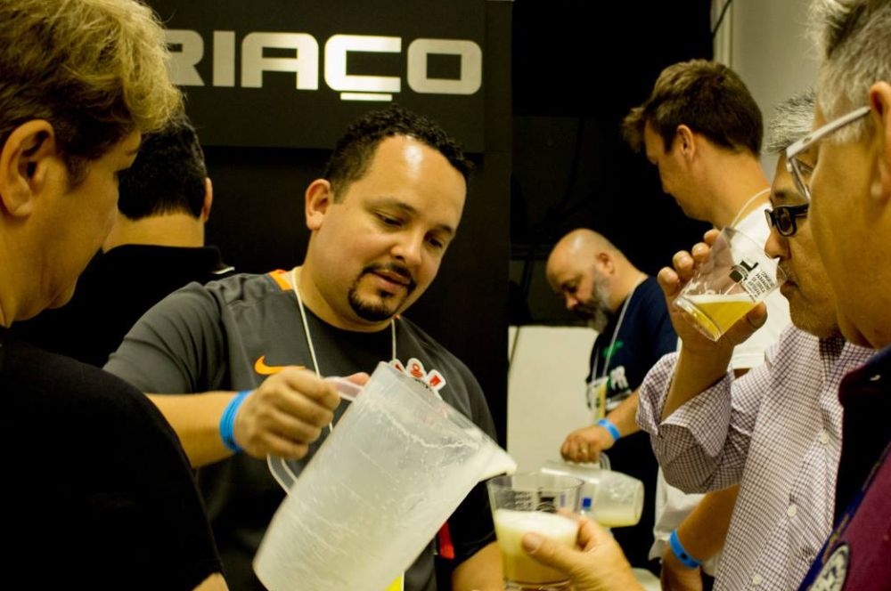 Além da degustação de cervejas artesanais, os cervejeiros podem participar de um concurso que vai eleger as melhores do estado. Foto: Darice Zanardini/divulgação. Além da degustação de cervejas artesanais, os cervejeiros podem participar de um concurso que vai eleger as melhores do estado. Foto: Darice Zanardini/divulgação.
