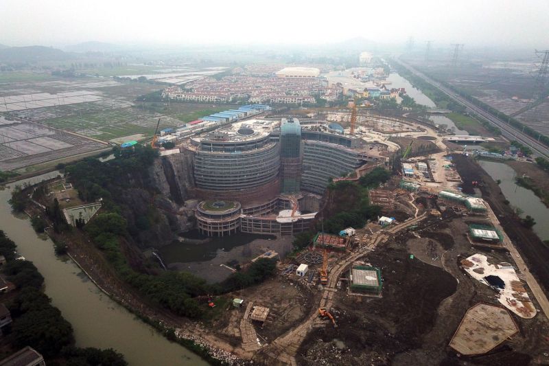 Hotel deslumbrante dentro de pedreira abandonada tem cachoeira artificial e aquário gigante Hotel deslumbrante dentro de pedreira abandonada tem cachoeira artificial e aquário gigante