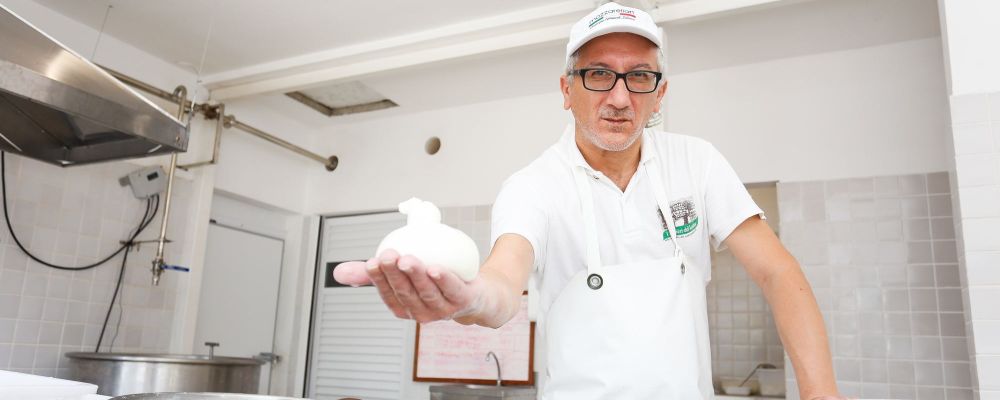 Em novo empório, mestre queijeiro da Itália faz muçarelas e burratas como manda a tradição Luco Ludovico, mestre queijeiro italiano da Mozzarellart. Foto: Divulgação.