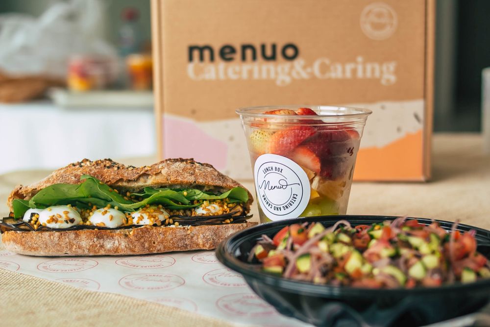 Os kits de almoço acompanham uma salada de frutas de sobremesa e um suco natural. Foto: divulgação. Os kits de almoço acompanham uma salada de frutas de sobremesa e um suco natural. Foto: divulgação.