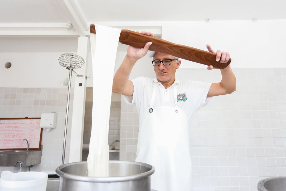 Chamado originalmente de 'mestre-casaro', Luca Ludovico produz todos os queijos vendidos no Mozzarellart como manda a tradição italiana. Foto: Valterci Santos/divulgação. Chamado originalmente de 'mestre-casaro', Luca Ludovico produz todos os queijos vendidos no Mozzarellart como manda a tradição italiana. Foto: Valterci Santos/divulgação.