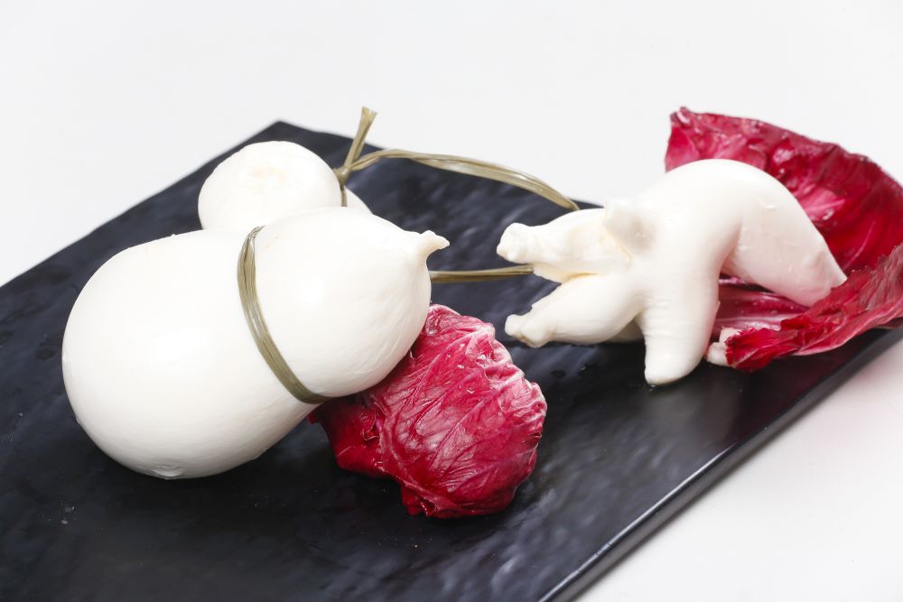 A scamorza é um queijo curado de 10 a 15 dias, e pode ganhar formas variadas até mesmo a pedido dos clientes. Foto: Valterci Santos/divulgação. A scamorza é um queijo curado de 10 a 15 dias, e pode ganhar formas variadas até mesmo a pedido dos clientes. Foto: Valterci Santos/divulgação.