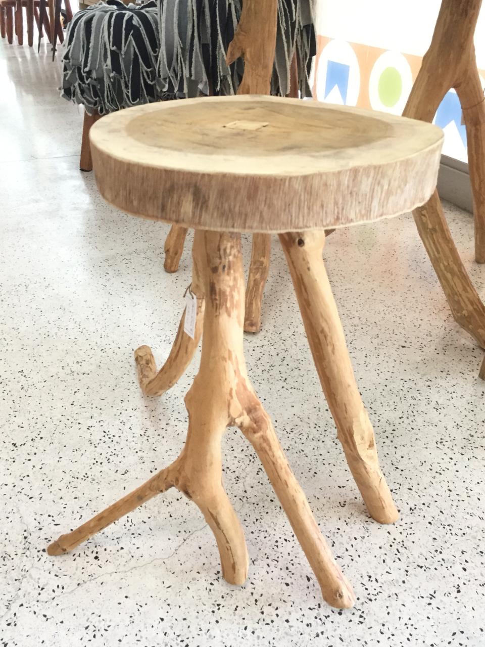 Banco Galhos, da Ôda Design Club, feito em galhos de madeira brasileira. R$ 630. Banco Galhos, da Ôda Design Club, feito em galhos de madeira brasileira. R$ 630.