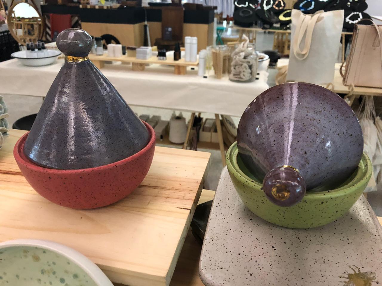 Cuscuzeira em cerâmica da marca Pod da designer Patrícia Osório. A peça é usada nas produções da chef e apresentadora Rita Lobo. Custa R$ 90 Cuscuzeira em cerâmica da marca Pod da designer Patrícia Osório. A peça é usada nas produções da chef e apresentadora Rita Lobo. Custa R$ 90