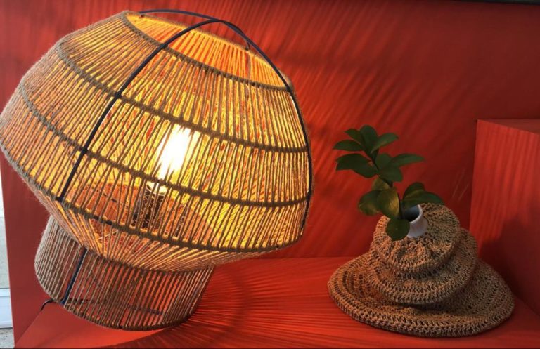Luminária Peão, da Alforria. A marca é mais uma criação da designer curitibana Ana Penso, da Crânios Cabeludos. Feita em fibra de rami, obtida a partir da planta urticária, pode ser usada em pé ou deitada. R$ 480.