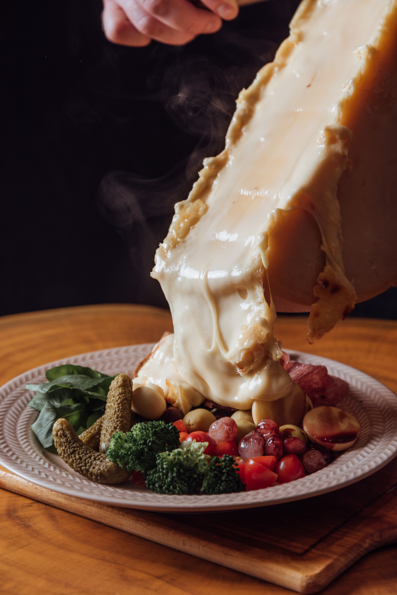 Novo restaurante serve raclette no Pátio Batel. Foto: Divulgação