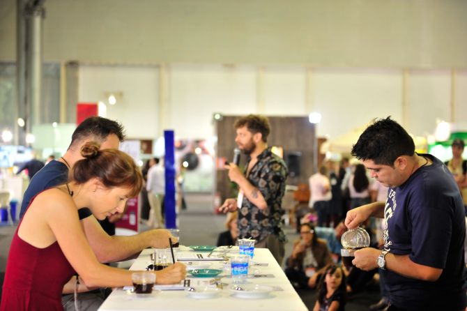Jurados experimentam os cafés para eleger o melhor de 2018. Foto: Divulgação/Semana Internacional do Café Jurados experimentam os cafés para eleger o melhor de 2018. Foto: Divulgação/Semana Internacional do Café