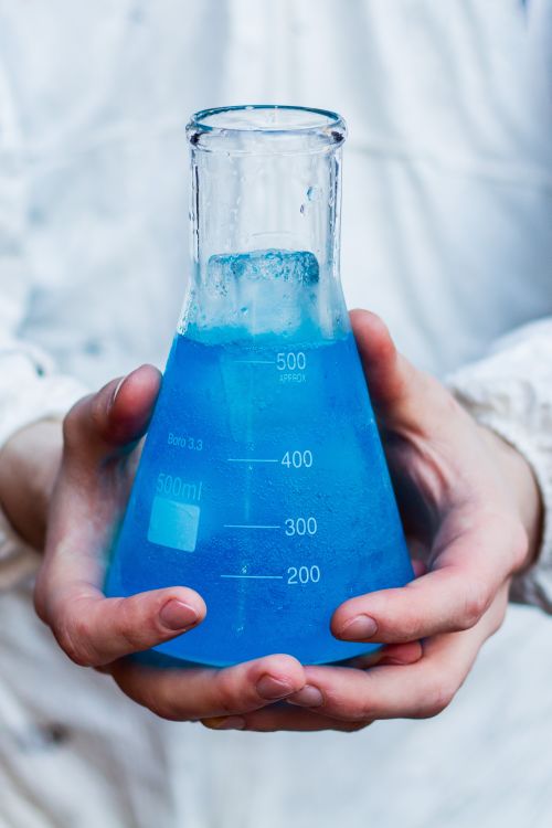 Drink Heisenberg, em homenagem à série Breaking Bad, contendo gin premium, Cointreau, xarope de curaçau blue, limão siciliano e espumante brut prosecco. Foto: divulgação. Drink Heisenberg, em homenagem à série Breaking Bad, contendo gin premium, Cointreau, xarope de curaçau blue, limão siciliano e espumante brut prosecco. Foto: divulgação.