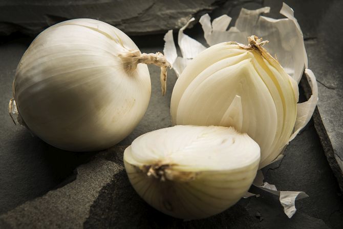 A cebola branca tem sabor mais suave e maior crocância. Foto: Letícia Akemi/Gazeta do Povo
