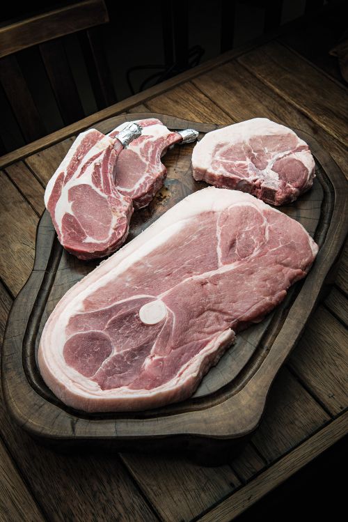 Carne do porco Moura é mais marmorizada, saborosa e mais escura. Foto: Fernando Zequinão/Gazeta do Povo Carne do porco Moura é mais marmorizada, saborosa e mais escura. Foto: Fernando Zequinão/Gazeta do Povo
