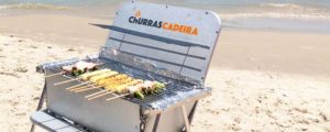Gaúcho inventa cadeira de praia que vira uma churrasqueira portátil Gaúcho inventa cadeira de praia que vira uma churrasqueira portátil