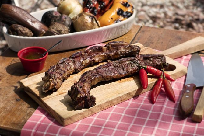 O ideal é deixar a carne cerca de 10 ou 15 cm da brasa. O braseiro estará no ponto quando formar uma cinza branca em cima. Foto: Alexandre Mazzo/Gazeta do Povo O ideal é deixar a carne cerca de 10 ou 15 cm da brasa. O braseiro estará no ponto quando formar uma cinza branca em cima. Foto: Alexandre Mazzo/Gazeta do Povo