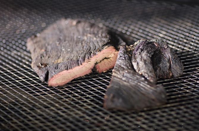O braseiro estará no ponto quando formar uma cinza branca em cima. Foto: Alexandre Mazzo/Gazeta do Povo O braseiro estará no ponto quando formar uma cinza branca em cima. Foto: Alexandre Mazzo/Gazeta do Povo