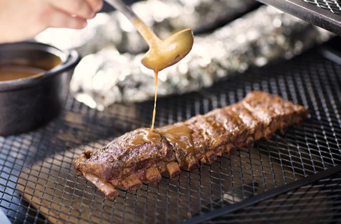 A costelinha suína na churrasqueira norte-americana é assada apenas na fumaça, o que deixa um sabor inconfundível. Foto: Alexandre Mazzo/Gazeta do Povo A costelinha suína na churrasqueira norte-americana é assada apenas na fumaça, o que deixa um sabor inconfundível. Foto: Alexandre Mazzo/Gazeta do Povo