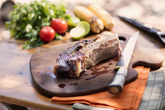 A costela fogo de chão fica muito suculenta e serve até 30 pessoas. Foto: Alexandre Mazzo/Gazeta do Povo A costela fogo de chão fica muito suculenta e serve até 30 pessoas. Foto: Alexandre Mazzo/Gazeta do Povo